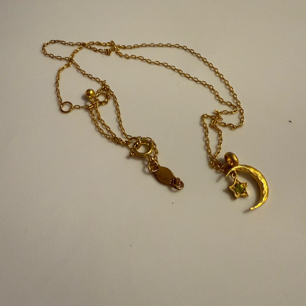 Satya Jewelry Gold Moon and Star Necklace with Peridot Birthstone